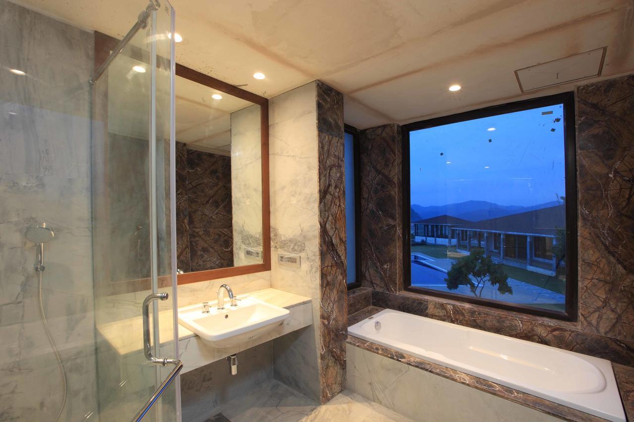 Lemon Tree Premier, Corbett Hotel Рамнагар Екстериор снимка